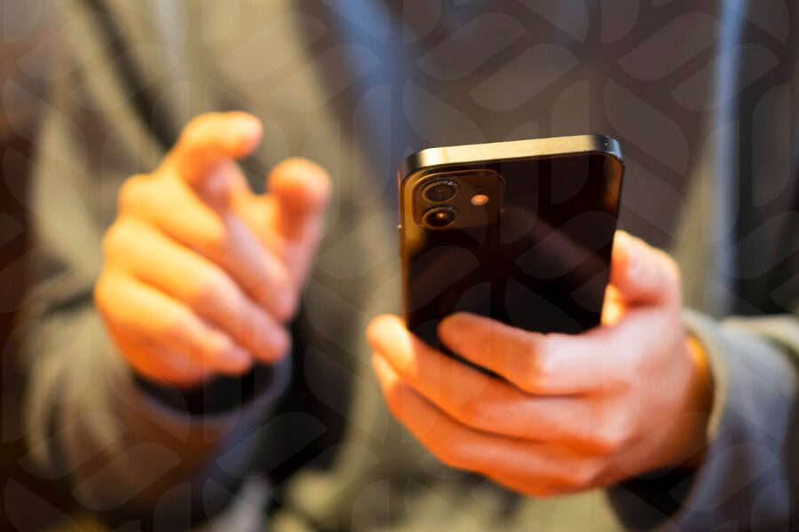 スマートフォンをつかう子どものイメージ